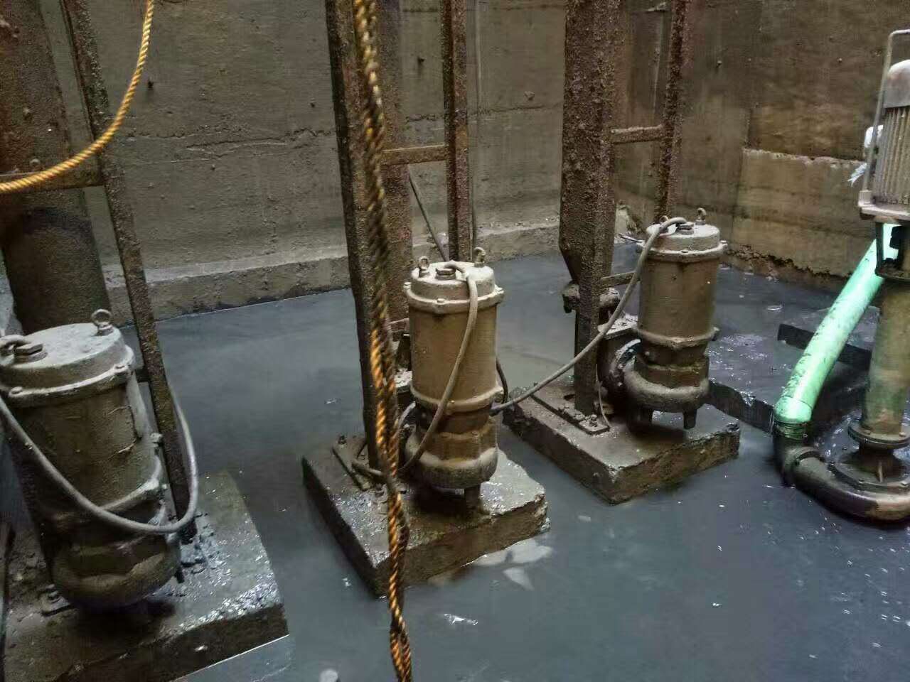 贺兰污水池清理