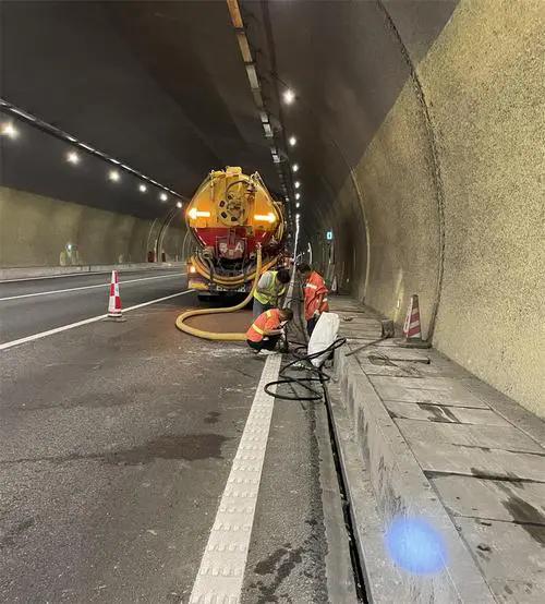 贺兰隧道排水渠清淤